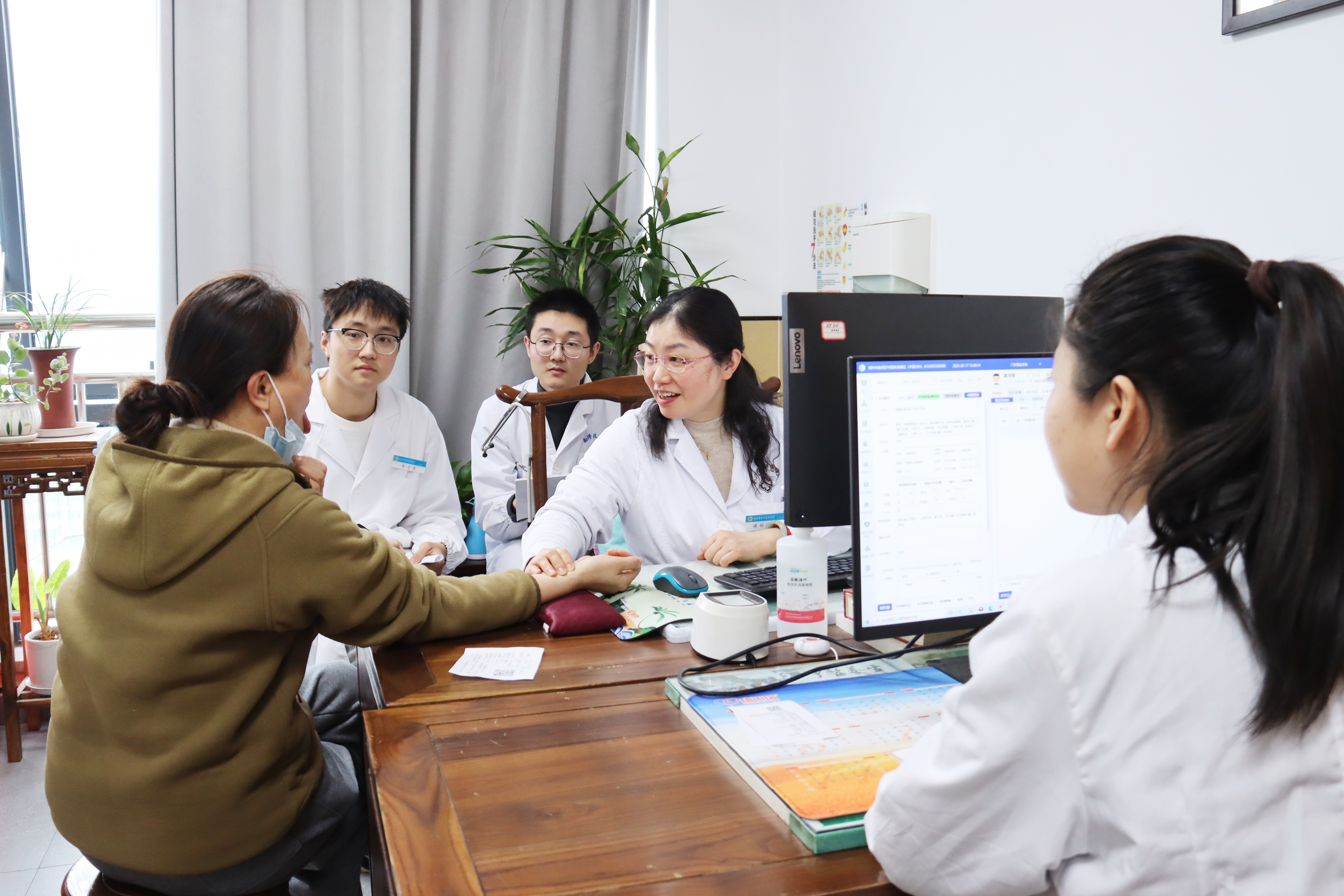 喜報(bào)！我院褚娟紅主任中醫(yī)師榮膺“浙江省名中醫(yī)”